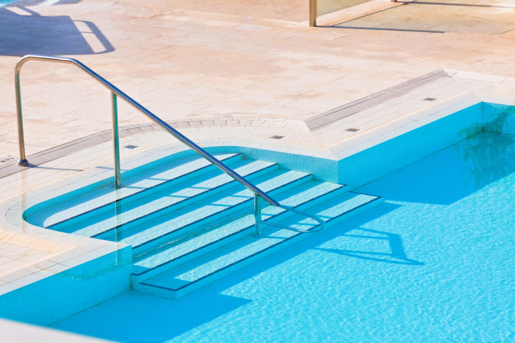 outdoor-swimming-pool-with-staircase
