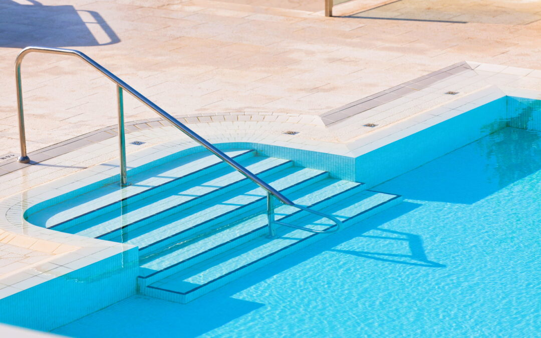 outdoor-swimming-pool-with-staircase